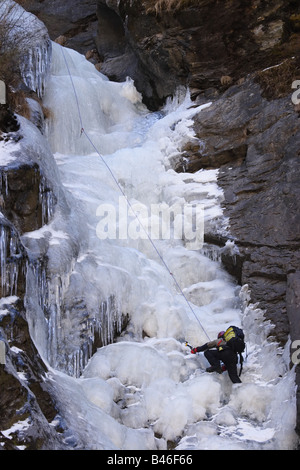 Grimpeur sur glace ordre croissant un pitch dans le langtang Himalaya, Népal Banque D'Images