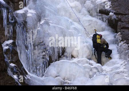 Grimpeur sur glace ordre croissant un pitch dans le langtang Himalaya, Népal Banque D'Images