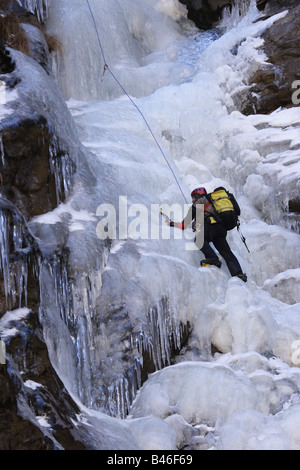 Grimpeur sur glace ordre croissant un pitch dans le langtang Himalaya Banque D'Images