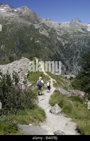 Homme et enfant randonnée dans les Alpes italiennes Banque D'Images