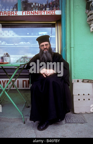 1, l'un, prêtre grec orthodoxe, pleine longueur portrait, ville de Ioannina, Ioannina, l'Épire région, Grèce, Europe Banque D'Images
