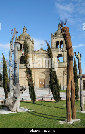 Le Bosque de arbres sculptés sculpté Olmos Secos et l'église Iglesia de la Santissima Trinidad del Arrabal Salamanque Espagne Banque D'Images