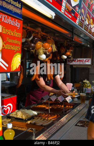 Stand de saucisses à la place Wenceslas à Prague République Tchèque Europe Banque D'Images