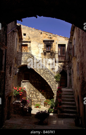 Une cour ombragée dans la ville médiévale de San Stefano de Sessanio dans les Abruzzes, en Italie. Banque D'Images