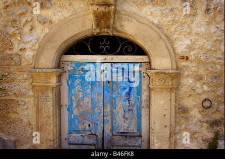 Porte médiévale dans la ville de San Stefano de Sessanio dans la région Vénétie en Italie. Banque D'Images