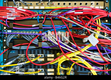 Les câbles d'ordinateur et de câbles réseau Ethernet dans un rack de serveurs Banque D'Images