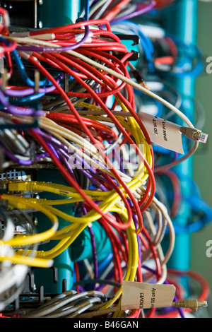 Câbles ordinateur - réseau ethernet et des câbles de raccordement dans un rack de serveurs Banque D'Images