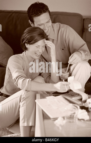 Couple doing Finances publiques Banque D'Images