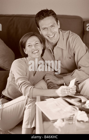 Couple doing Finances publiques Banque D'Images