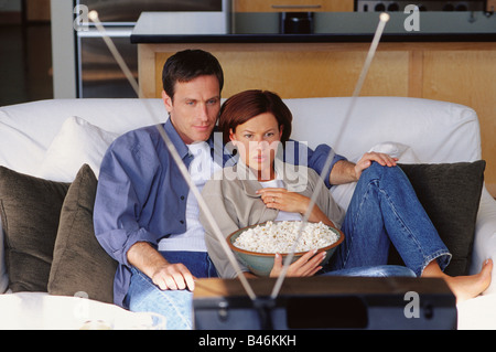 Couple Watching Television Banque D'Images