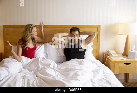Couple au lit Banque D'Images
