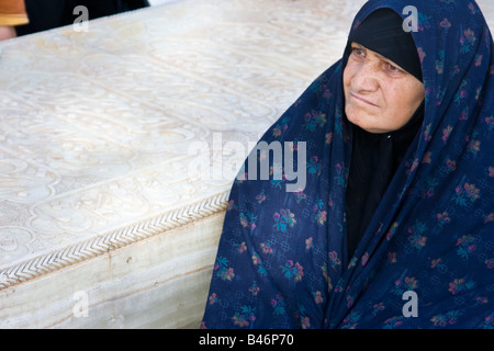 Femme musulmane portant un tchador sur la tombe de Hafez à Shiraz, Iran Banque D'Images