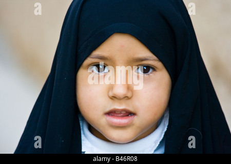 Jeune fille portant un tchador noir de Yazd, Iran Banque D'Images