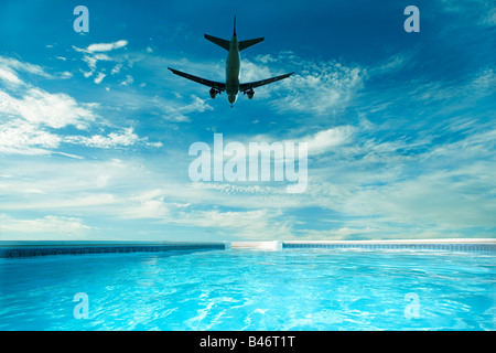 Avion survolant Piscine Banque D'Images