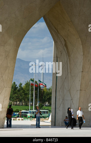 Milad e Burj Azadi derrière ou Monument de la liberté à Téhéran, Iran Banque D'Images