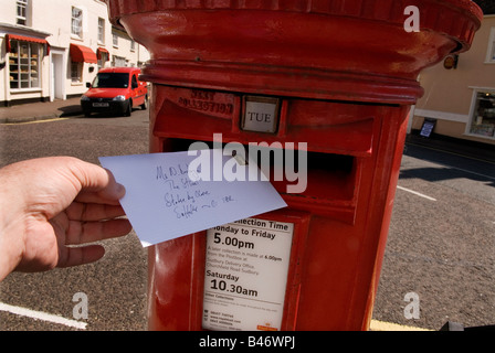 Lettre post monopole Royal Mail service postal post box red Banque D'Images