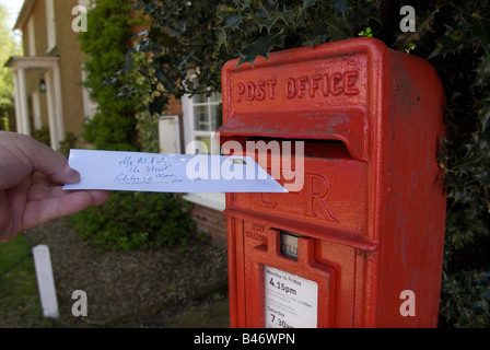 Lettre post monopole Royal Mail service postal post box red Banque D'Images