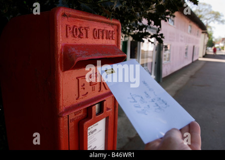 Lettre post monopole Royal Mail service postal post box red Banque D'Images