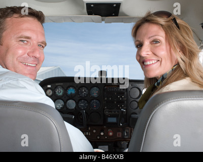 Couple sur avion privé Banque D'Images