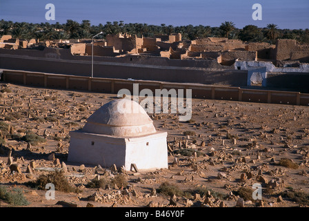 Un vieux cimetière islamique dans un Ghadamis ville berbère de 10 000 habitants dans une oasis dans le désert du Sahara, la Libye. Banque D'Images