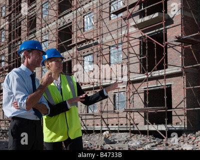 Des ingénieurs sur site de construction Banque D'Images