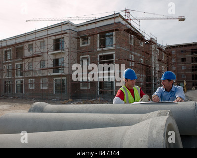 Des ingénieurs sur site de construction Banque D'Images