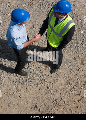 Engineers shaking hands Banque D'Images