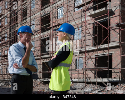 Des ingénieurs sur site de construction Banque D'Images