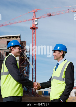 Engineers shaking hands Banque D'Images