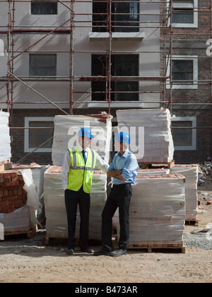 Des ingénieurs sur site de construction Banque D'Images