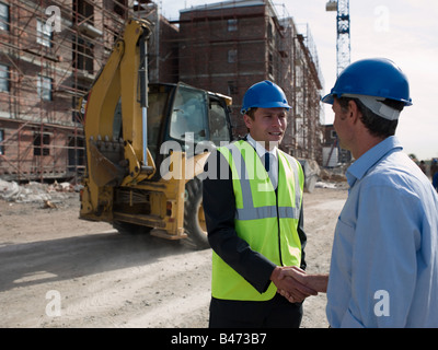 Engineers shaking hands Banque D'Images