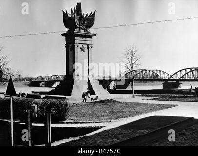 Géographie / voyage, Allemagne, Torgau sur l'Elbe, monuments, monument pour se rappeler la réunion des troupes soviétiques et américaines le 25.4.1945, photo de 1965, fin de guerre, XXe siècle, historique, historique, seconde Guerre mondiale, WWII, Alliés, Russes, Américains, peuple, années 1960, Banque D'Images