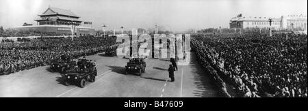 Géographie / voyages, Chine, politique, Mao Zedong à la tête d'un convoi de voitures lors d'une manifestation de masse à Beijing, 1966, Banque D'Images