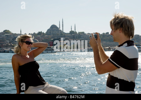 Man photographing petite amie Banque D'Images