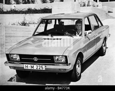 Transport / transport, voiture, variantes de véhicules, VW K 70, vue extérieure, face avant, femme au volant, 1970, voitures, Volkswagen, K70, L, K70 L, développé par NSU, arrière, historique, historique, 70, années 1970, assis, conduite, conducteur, numéro de permis, plaque 20, H - Hanovre, personnes, siècle, femmes, femme, femme Banque D'Images