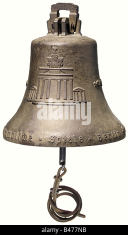 Une cloche de tour 1936, du XI Jeux Olympiques À Berlin. Cloche en acier avec décoration relief, aigle olympique et anneaux, porte de Brandebourg, '1. - 16. Août 1936" et inscription (traduite) "J'appelle la jeunesse du monde - 11ème Jeux Olympiques Berlin". Avec suspension et clapper en fer d'origine avec sangle en cuir. Hauteur: 20 cm. Un point olympique important. Dans les compétitions de course de piste, le dernier tour a été heralé avec lui. Hermann Historica, vente aux enchères 35, 25 octobre 1997, lot 8869, prix du marteau 6,000 euros. Extrêmement rare. Historique, historique, 1930, XXe siècle, Banque D'Images