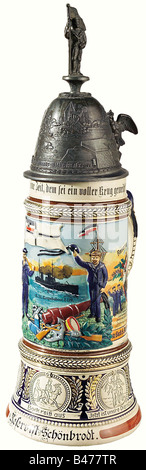 Imperial Navy - Torpedo Boat S 119., UNE bière d'un litre stein pour Sailor Schönbrodt, 1911 - 1914. Faïence de couleur crème avec décoration colorée lithographiée/peinte à la main en partie relief: Une photo d'un navire sur le côté obvers flanqué de deux marins au-dessus des trophées. D'un côté, il y a une photo d'une bataille de nuit, une scène d'adieu de l'autre, et une liste de noms au dos. Couvercle en étain élevé avec une représentation relief d'une bataille maritime (point d'attachement a été soudé), et un marin debout saluant le drapeau impérial de bataille. Le levier du pouce est en forme de flyin, Banque D'Images