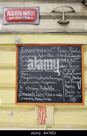 Liste manuscrite d'aliments et de boissons dans un café restaurant Prague Banque D'Images