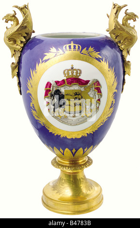 Friedrich August Eberhard, prince de Württemberg (1813-1885), un grand vase KPM. Porcelaine blanche, assemblée à partir de plusieurs pièces, avec peinture bleu cobalt, riche, gravé et polie décoration or, et médaillons extrêmement finement peints. Il y a une moitié du prince dans un uniforme général provisoire avec toutes ses médailles sur le devant. Au dos, il y a le grand manteau royal des armes sur l'ermine couronnée. La jante amovible sur la bouche est manquante. La poignée décorative à vis dorée se fond dans la forme d'un griffon, les projections florales distinctes A, Banque D'Images