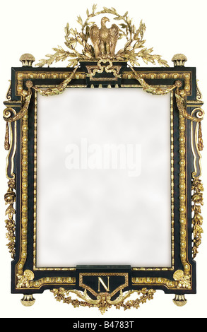 Un magnifique miroir, France, 2ème Empire, 1852 - 1870. Cadre richement sculpté et décoré de plâtre, doré dans les endroits. En haut, un aigle impérial dans une couronne de laurier avec des guirlandes de laurier en dessous. La décoration florale sur les côtés et sur le fond est un panneau d'inscription avec le monogramme impérial 'N'. La décoration en plâtre est fissurée. Nouveau doré sur le côté obverse, recouvert d'un manteau transparent dans les endroits. Les restes de l'ancienne dorure sont encore visibles. A un nouveau miroir en verre. 93 x 121 cm. Dimensions du châssis : 164 x 209 cm. Impressionnant, objet décoratif de l'époque de Napoléon , Banque D'Images