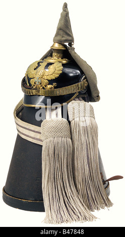 Un casque modèle 91 pour les officiers de réserve, de l'infanterie de ligne. Bol en fibre laquée noire avec finitions dorées. Plaque avec la croix de réserve argentée. Écailles de quinnaches métalliques plates sur les rosettes et les deux cocardes. Doublure en soie côtelée beige et bandeau de sueur marron avec marques d'usure. Taille 55. Complet avec un couvercle gris de champ et dans le boîtier de protection (sangles déchirées). Il y a aussi la robe complète de tissage d'argent entrelacé avec le noir (assombri). Historique, historique, XIXe siècle, prussien, Prussia, allemand, Allemagne, militaria, militaire, objet, objets, alambics, écrêtage, tondeuse, Banque D'Images