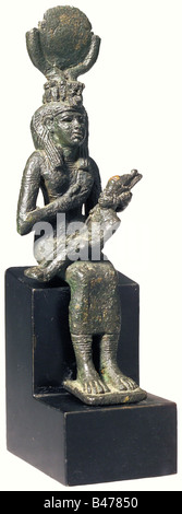 Une figure en bronze de la Déesse Isis, égyptienne, Tardive, 664 - 332 C.-B. Assis sur un trône avec l'enfant Horus sur ses genoux. Belle patine verte profonde. Les extrémités des cornes de vache sont manquantes, et il y a une petite rupture dans le disque solaire. Hauteur: 14,5 cm. Figure très fine et détaillée avec une fine patine. Historique, historique, ancien monde, ancien monde, ancien temps, objet, objets, photos, découpe, découpe, découpe, découpes, sculpture, sculptures, statuette, figurine, figurines, statuettes, beaux-arts, art, Banque D'Images