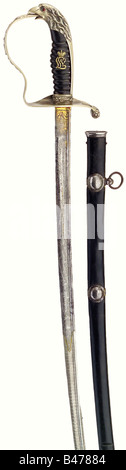 Baden: un sabre de présentation de 1856, avec une lame damassue, et pommel aigle-tête. 'À son commandant sortant, le Colonel von Jacobi - les officiers du Régiment d'infanterie Margrave Ludwig Wilhelm (3ème Baden) No 111/ 10 avril 1906 - 24 mars 1909'. Une lame de dos de tuyau avec des yelmen, et gravé le modèle de Damas. L'inscription sur le côté obverse, et la date sur le côté opposé, sont fixées dans un riche ornement floral et trophée. Les gravures portent toujours des traces de dorures. La marque d'un fabricant est visible sur la colonne vertébrale de la lame, en lisant « Waffenfabrik Otto M, Banque D'Images