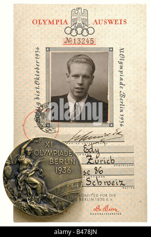 Jeux Olympiques, Berlin, 1936 - Médaille de bronze, certificat de récompense et document d'identité, pour la troisième Place dans le tournoi de handball de terrain olympique, de la propriété du gardien de but suisse Edy Schmid. Médaille de bronze, en bordure de la marque du fabricant Mayer, Pforzheim. Diamètre 55 mm. Certificat de récompense en blanc et or montre une vue empreinte du stade olympique, de la cloche olympique de 1936 et de la porte de Brandebourg avec la signature imprimée du président du CIO Baillet-Latour et du président du Comité National Olympique Lewald ainsi qu'un ajout calligraphique 'Schweiz - Drit, Banque D'Images