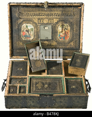 Un bureau de voyage flamand, 1ère moitié du XVIIe siècle. Coffret de voyage rectangulaire en bois, l'extérieur est équipé d'une plaque en laiton finement crénelée et de sangles en fer. Magnifique serrure avec ouverture coulissante et motif tête lion appliqué. Clé de remplacement. Deux poignées de transport mobiles sur les côtés. Il est généreusement équipé à l'intérieur de 16 supports pour écrire des instruments et des lettres en deux couches. Le séparateur compartimenté historique, historique, XVIIe siècle, artisanat, artisanat, artisanat, objets, objets, photos, découpe, coupures, découpe, découpe, beaux-arts, Banque D'Images