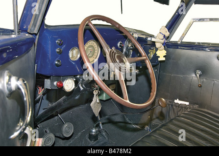 Ford 48 Club Cabriolet, États-Unis., Ford modèle 1936, 2 portes, 2 + 2 sièges (sièges auxiliaires), moteur 3620 ccm (221 pouces cubes), moteur V8 witz 90 PS (85 ch), 3 vitesses de changement manuel, système électrique d'origine de 6 volts. Deux coloris bleu/bleu foncé, capote noire, housses de sièges en cuir d'origine, radio câblée de 1948. Entièrement et professionnellement restauré avec des pièces d'origine exclusive (il existe toujours une bonne disponibilité des pièces de rechange pour ces modèles). Après la restauration, distance de 6800 km (4225 miles) - longue distance. Le document d'immatriculation du véhicule allemand et, Banque D'Images