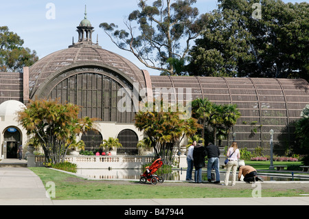 Les touristes photographiant le bassin de plantes populaires au jardin botanique dans le Parc Balboa San Diego California USA Banque D'Images