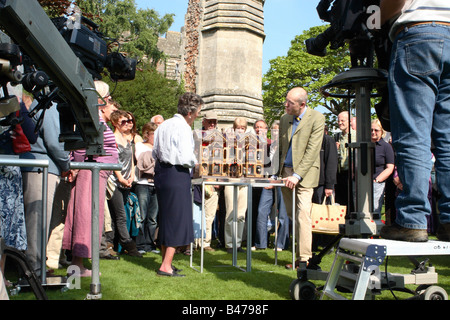 La BBC TV Antiquités Roadshow expert et public de l'équipe de tournage de filmer avec une antique dolls house au Wells Somerset Automne 2008 Banque D'Images