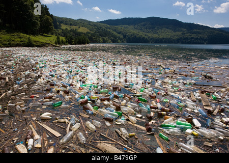 Corbeille en plastique très importante et la pollution sur le lac Bicaz magnifique en Roumanie Banque D'Images