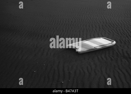 Bodyboard abandonnés sur la plage déserte la poussière. Banque D'Images